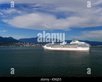 Bateau de croisière 'Coral Princess' quitte Vancouver, la position à l'Alaska. Banque D'Images