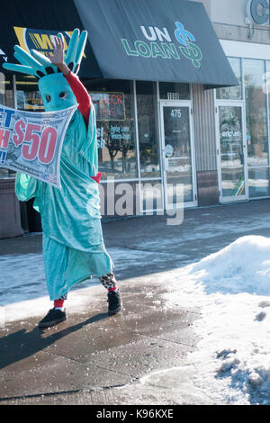 Personne dans un costume de la statue de la liberté se dresse sur coin de rue le signe de venir sans méfiance pour un prêt. St paul minnesota mn usa Banque D'Images