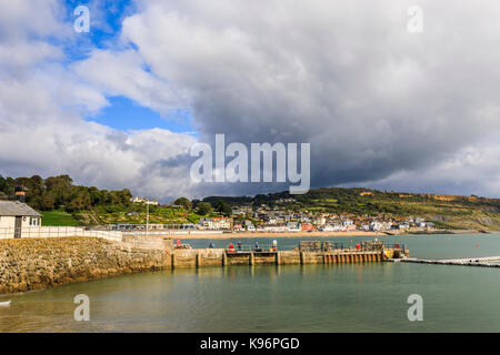 Vue de la baie de Lyme de Cobb et Lyme Regis, une ville côtière dans la région de West Dorset, sur la côte de la Manche sur la frontière-Devon Dorset Banque D'Images