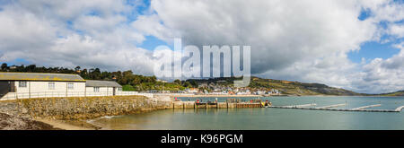 Vue de la baie de Lyme de Cobb et Lyme Regis, une ville côtière dans la région de West Dorset, sur la côte de la Manche sur la frontière-Devon Dorset Banque D'Images