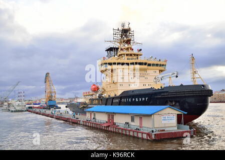 St.Petersburg, Russie - 30 avril 2017 : st petersburg brise-glace à l'embarcadère de la promenade des anglais sous les nuages au coucher du soleil sur le fleuve Neva. Banque D'Images