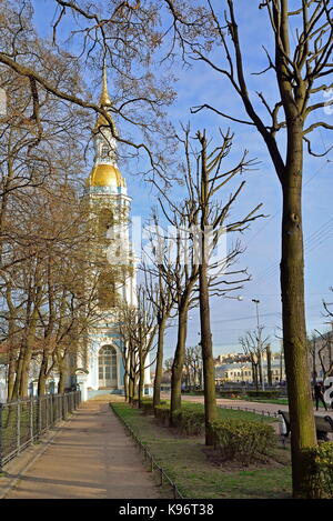 Allée vers le clocher de St Nicholas dans la cathédrale navale. st. petersburg. Banque D'Images