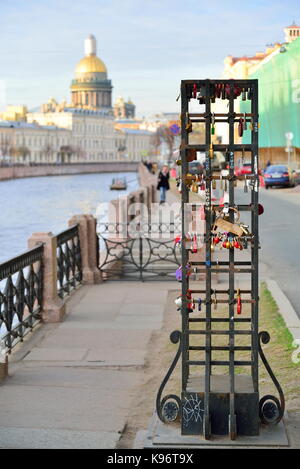 L'armoire en fer forgé avec une mémoire à charnières Serrures sur la digue de la rivière moïka à st. petersburg au printemps. Banque D'Images