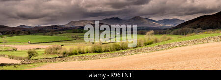 Au début du printemps dans le crake valley à la recherche jusqu'à la lande de furness et coniston le vieil homme. Banque D'Images