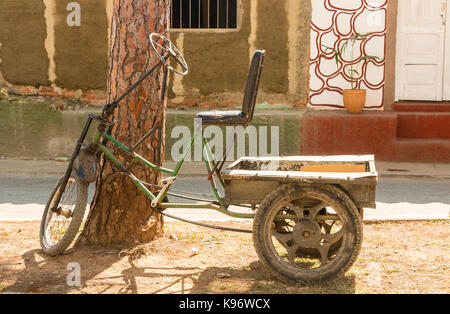 Vieux vélo et panier sur la chaussée appuyé contre un arbre, vinales, province de Pinar del rio, Cuba, Caraïbes Banque D'Images