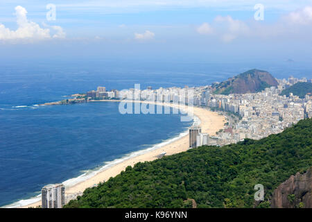 Belle vue panoramique sur la plage de Copacabana et du quartier haut. Ville de Rio de Janeiro, Brésil, Amérique du Sud. Banque D'Images