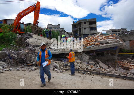 Quito, Équateur - avril,17, 2016 : maison détruite par un tremblement de terre avec l'équipe de sauvetage et de machinerie lourde dans la partie sud de la ville. Banque D'Images