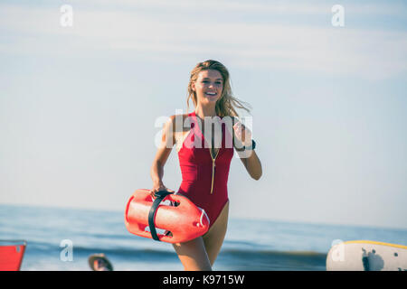 Baywatch est une comédie d'action film réalisé par Seth Gordon, basé sur la série télévisée du même nom. Le film stars Dwayne Johnson, Zac Efron, Alexandra Daddario, Kelly Rohrbach, Ilfenesh Hadera, Jon basse, Priyanka Chopra, Yahya Abdul-Mateen II, David Hasselhoff et Pamela Anderson. Cette photo est pour un usage éditorial uniquement et est l'auteur de la société film et/ou le photographe attribué par le film ou la société de production et ne peut être reproduite que par des publications dans le cadre de la promotion du film ci-dessus. Un crédit obligatoire de la société cinématographique r Banque D'Images