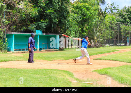 Des joueurs de l'équipe cubaine de la ligue de baseball Havana Industriales lors d'un match d'entraînement sur un terrain d'entraînement à la Havane, Cuba Banque D'Images