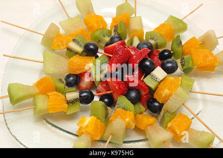 Brochettes de fruits frais sur des bâtons pour partie Banque D'Images