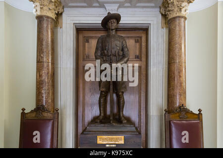 Statue de bronze de soldat Gurkha à l'entrée au ministère des Affaires étrangères britannique à Westminster, London, England, UK Banque D'Images