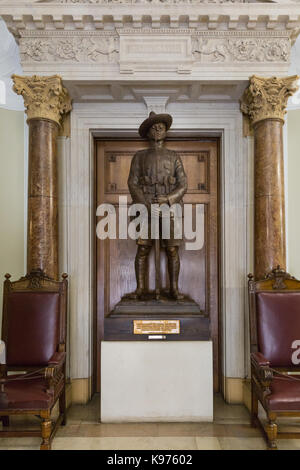 Statue de bronze de soldat Gurkha à l'entrée au ministère des Affaires étrangères britannique à Westminster, London, England, UK Banque D'Images