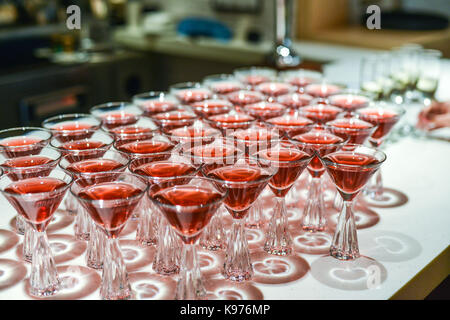 Champagne diapositive. pyramide ou fontaine faite de verres de champagne avec cherry et la vapeur de la glace sèche Banque D'Images