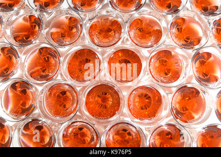 Champagne diapositive. pyramide ou fontaine faite de verres de champagne avec cherry et la vapeur de la glace sèche Banque D'Images