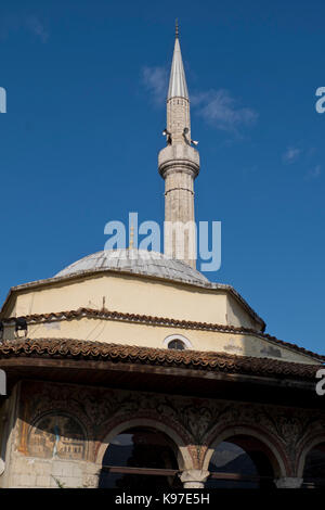 La mosquée Et'hem Bey dans la place Skanderbeg, nommé d'après le héros national dans le centre de Tirana, Albanie. Banque D'Images