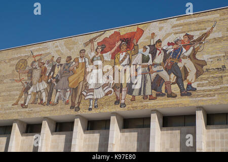 Murale dans le musée historique national de la place Skanderbeg, nommé d'après le héros national dans le centre de Tirana, Albanie. Banque D'Images