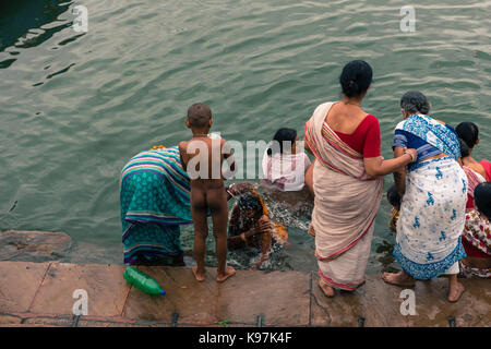 Varanasi, Inde - le 13 mars 2016 : horizontale photo des femmes indiennes avec des vêtements traditionnels pour les baignades dans le fleuve Gange sacré dans la ville de Varanasi Banque D'Images