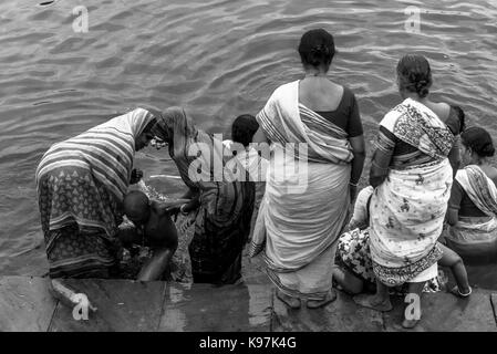 Varanasi, Inde - le 13 mars 2016 : noir et blanc photo de femmes indiennes avec des vêtements traditionnels pour les baignades dans le fleuve Gange sacré dans la ville du var Banque D'Images