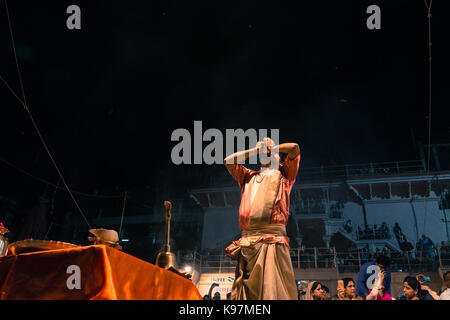 Varanasi, Inde - le 13 mars 2016 : horizontale photo de l'homme indien hindou non identifié religieux effectue ganga aarti à ghat dashashwamedh rituel dans v Banque D'Images