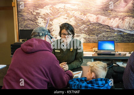 Employé du parc / ranger du parc national de Yellowstone en donnant un park / trail informations aux touristes / visiteurs Banque D'Images