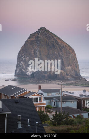 Maison donnant sur haystack rock à Cannon Beach Banque D'Images