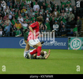 L'Irlande du Nord / allemagne à Windsor Park, Belfast, le 04 juin 2005. Torsten Frings Allemagne (8) et Warren feeney irlande du nord (16) Banque D'Images