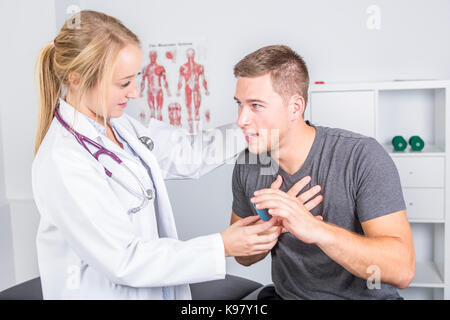 Médecin l'application de l'oxygénothérapie sur une sportive hommes Banque D'Images