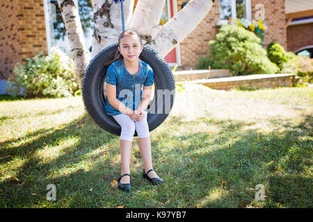 Portrait de jeune fille sur balançoire pneu Banque D'Images