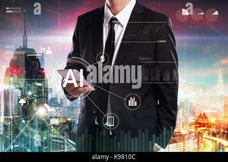 Businessman using Smartphone avec écran virtuel icône fintech infographie . hi-tech concept d'affaires . Banque D'Images