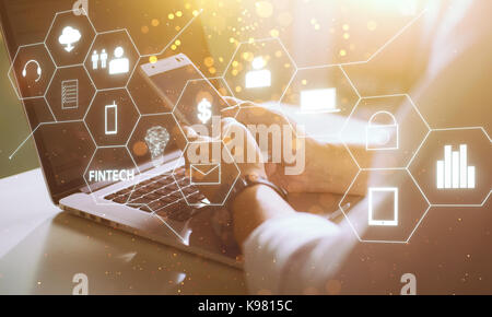 Businessman with fintech icône et internet des objets avec code matrice historique , d'investissement et de la technologie de l'internet financier concept. Banque D'Images