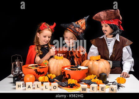 Les enfants faire halloween jack o lanterne Banque D'Images