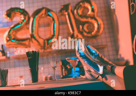 Les jambes des femmes sur le comptoir de bar Banque D'Images