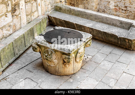 Vieux puits dans la cour du château. Banque D'Images