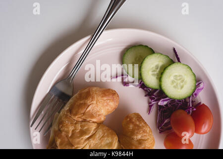 Close up de croissant avec légumes servi dans la plaque sur la table Banque D'Images