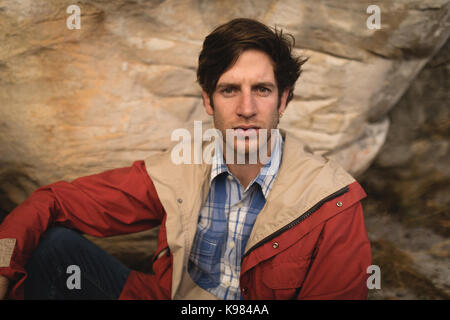 Portrait of man relaxing on rock Banque D'Images