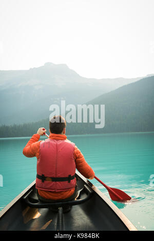 Vue arrière de l'homme kayak dans le lac Banque D'Images