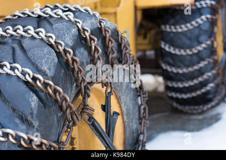 Close-up of chained pneus neige Banque D'Images