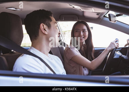 Smiling couple dans la voiture Banque D'Images