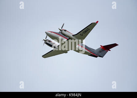 Moteur double Beechcraft Super King Air 350C G-GMAD Quitter l'aéroport d'Inverness en Écosse au Royaume-Uni. Banque D'Images