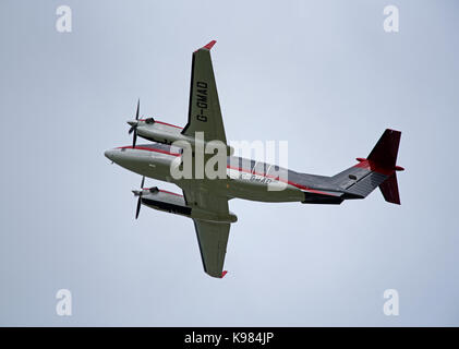 Moteur double Beechcraft Super King Air 350C G-GMAD Quitter l'aéroport d'Inverness en Écosse au Royaume-Uni. Banque D'Images