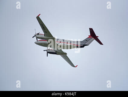 Moteur double Beechcraft Super King Air 350C G-GMAD Quitter l'aéroport d'Inverness en Écosse au Royaume-Uni. Banque D'Images