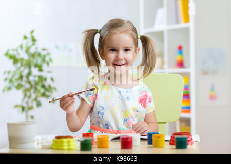 Smiling girl enfant en maternelle Banque D'Images