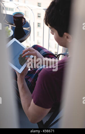 Handsome man using digital tablet sur terrasse Banque D'Images