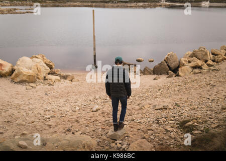 Vue arrière de l'homme debout près de lakeside Banque D'Images