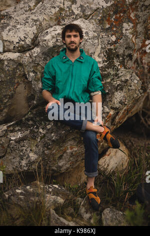 Portrait of man relaxing on rock Banque D'Images