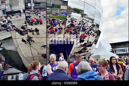 Réflexions de personnes, y compris certains coureurs du demi-marathon race, en dôme du Planétarium 3D At-Bristol Banque D'Images