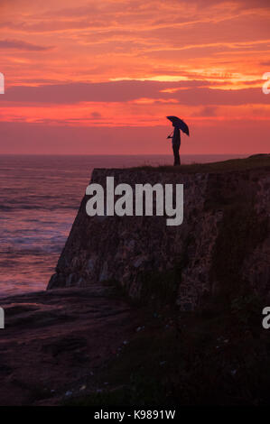 Silhouette d'un homme seul regarde le soleil sur l'océan Indien depuis les murs de Galle Fort. Galle, Sri Lanka. Banque D'Images