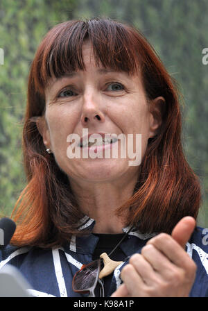 Sylvie Guillem, un ancien principal artiste invité avec le Royal Ballet de Londres et ancien partenaire de danse du célèbre danseur Rudolf Noureïev, prend la parole lors du dévoilement d'un héritage anglais blue plaque à son ancien domicile à Victoria Road, Londres. Banque D'Images