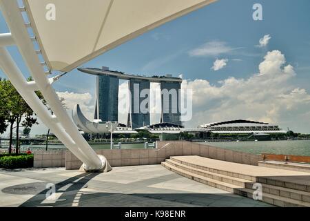 Vue de jour de Marina Bay Sands Resort de l'Esplanade Theatres on the bay, Singapour Banque D'Images