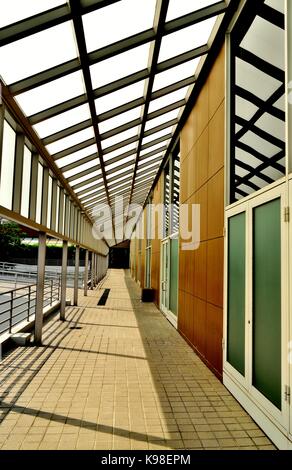 Tout en un passage ou couloir avec plafond de verre sur le côté d'un immeuble de bureaux à Singapour Banque D'Images